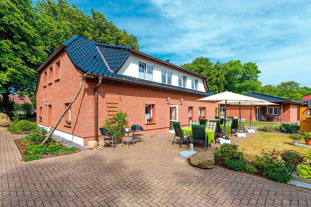 Rotes Ferienhaus 8-15 Personen in Schaprode, Rügen