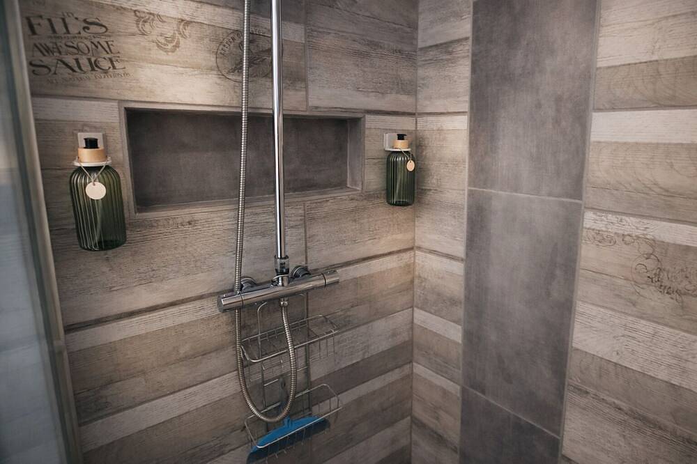 Detached 2-bedroom house with private garden and terrace. Quiet location and pool in Pertuis, Parc naturel régional du Luberon