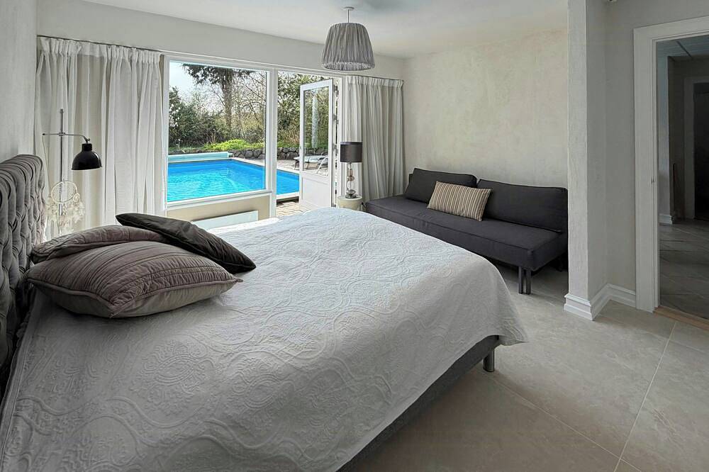 Ferienhaus mit Pool und Aussicht hoch oben in Hornbæk in Hornbæk, Kattegat Küste