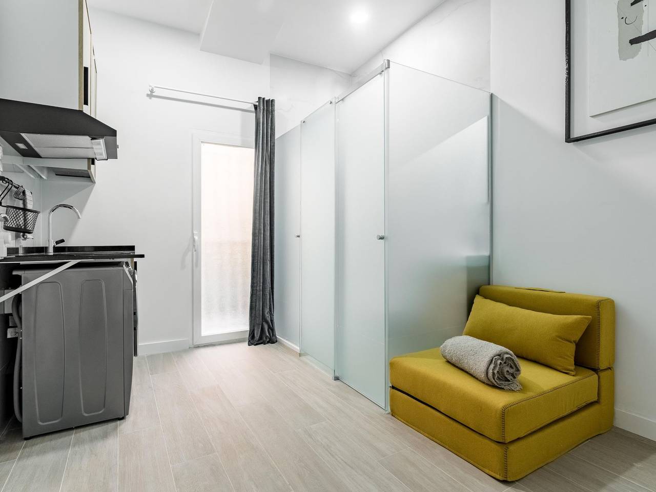 Entire studio, Charming Sol Apartment I - Studio. 50 meters from Sol in Centro (Madrid), Madrid