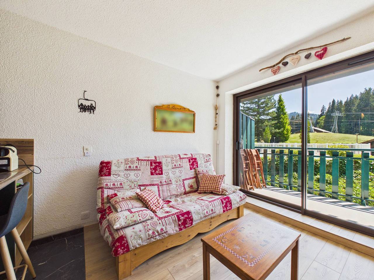 Entire studio, Ski-In/Ski-Out Studio with Pool, Tennis & Mountain Views - 1km from Les Gets Center in Les Gets, Les Portes du Soleil