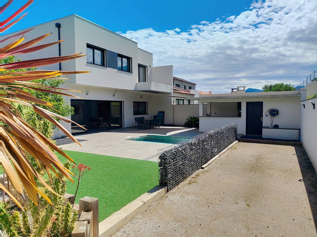 Contemporary villa with pool and mountain view in Villelongue-dels-Monts, Céret en omgeving