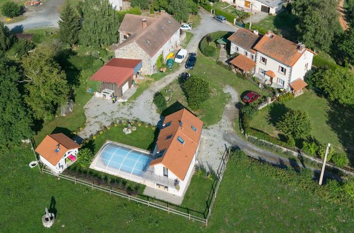 Gîte 'Des Taravelles' avec piscine privée, terrasse privée et Wi-Fi in Manzat, Parc naturel régional des Volcans d'Auvergne