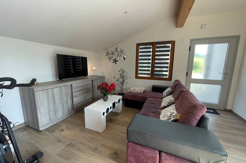 Entire apartment, New apartment Pontarlier with terrace near Switzerland in Pays de Pontarlier, Doubs