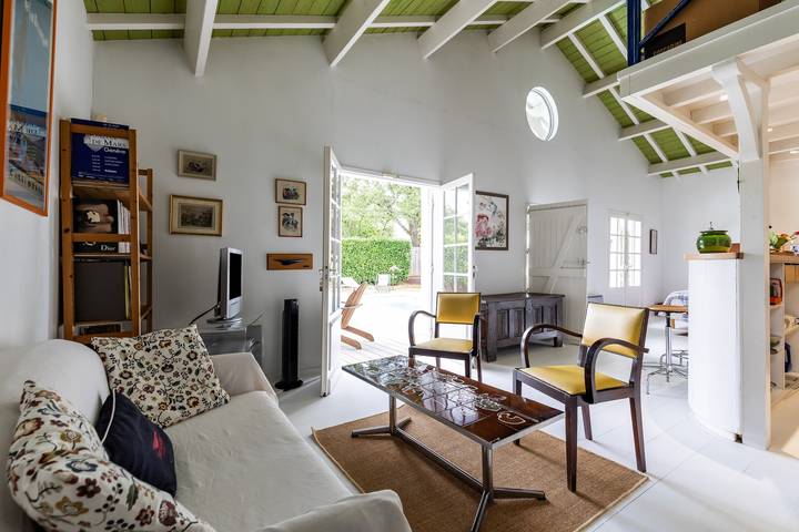 Entire studio, La Maison des Voyages – Loft with Private Pool Amidst the Vineyards in Saint-Aubin-de-Branne, Libourne region