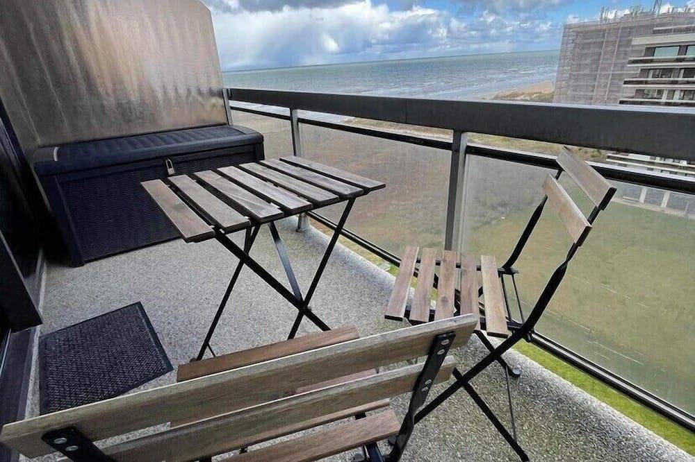 Geheel appartement, Charming studio with side sea view and indoor pool in De Panne, Belgische Kust