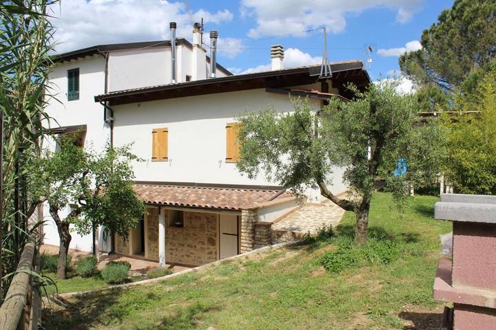Agriturismo per 6 persone, con giardino e panorama a Torgiano