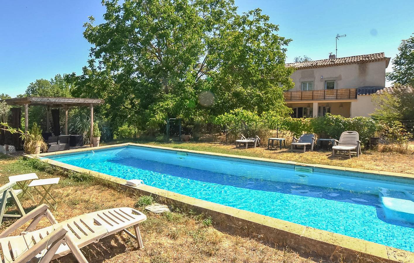 Retiro con vistas a la montaña, piscina, wifi y aire acondicionado a 2 km de La Tour-d'Aigues in La Tour-d'Aigues, Parque natural regional del Luberon