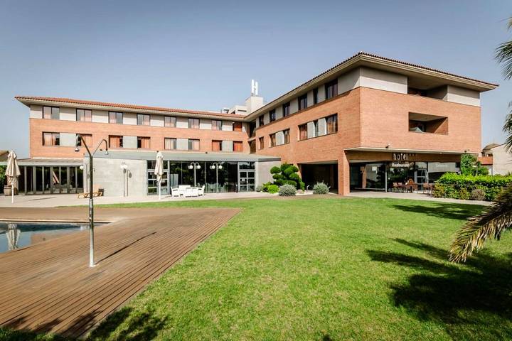 Hotel para 3 personas, con terraza además de piscina y jardín - 1