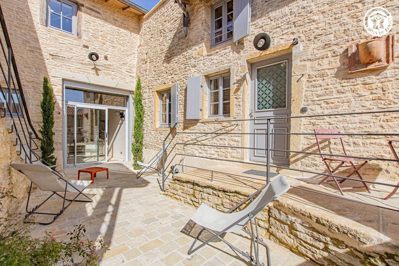 La Maison sur la Place in Mazille, Région de Mâcon