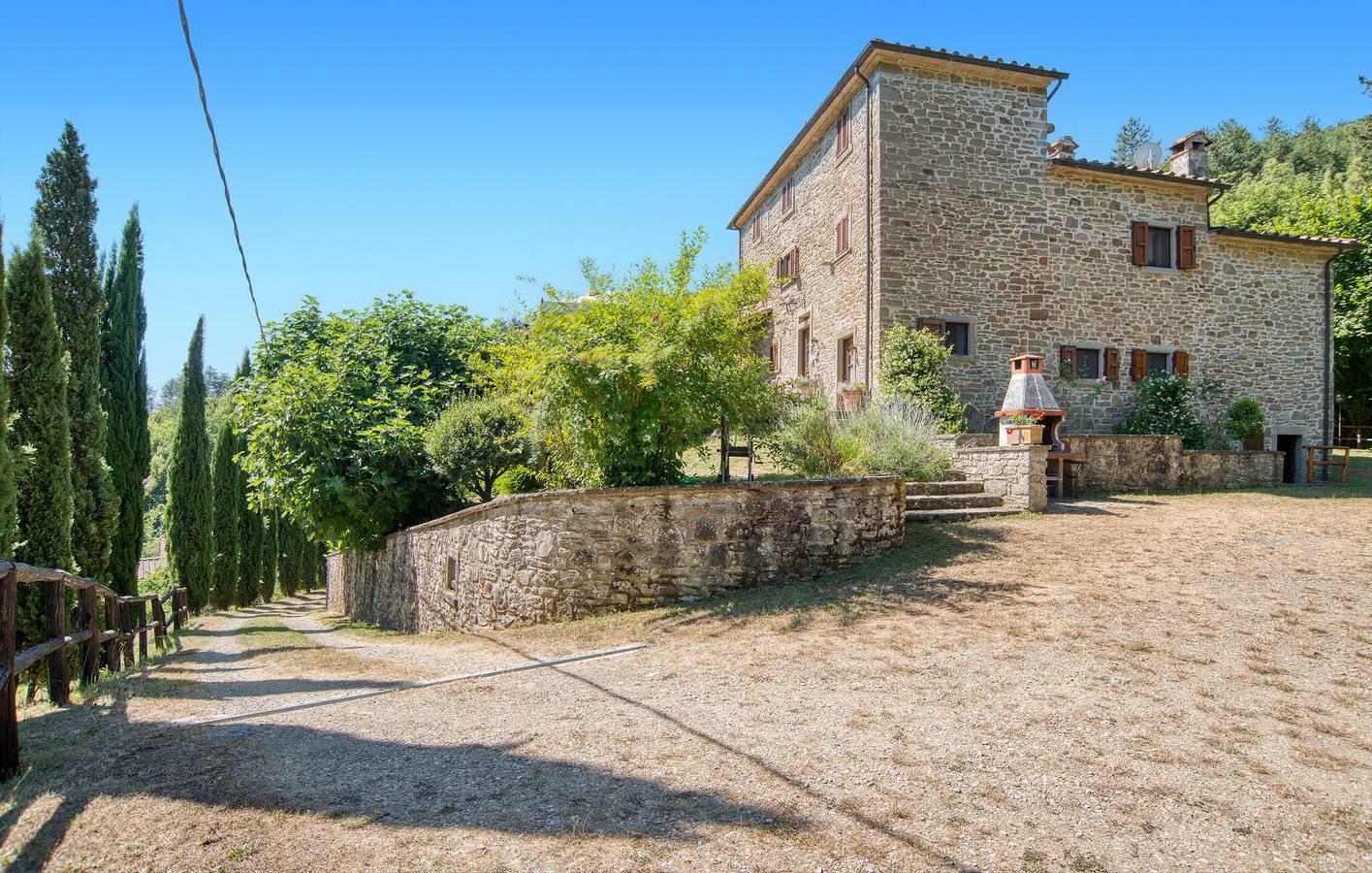 130m² Apartment with Parking, Kitchen, Garden & WiFi - 2km to Castel Focognano in Talla, Valdarno