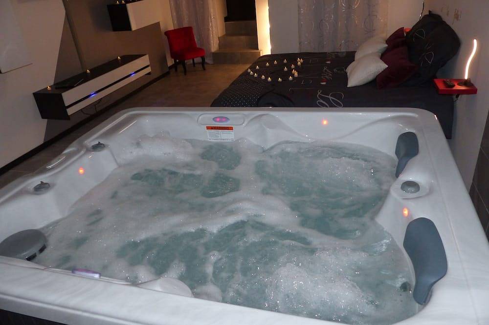 Entire apartment, Cozy apartment with private Jacuzzi for a romantic night in Auterive, Lauragais