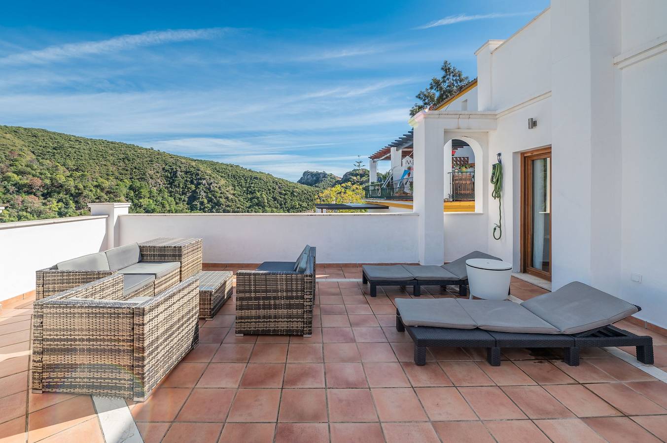 Ganze Wohnung, Apartment '3 Bed in Benahavís' mit Bergblick, Wlan und Klimaanlage in Val de Guadalmina, Benahavís