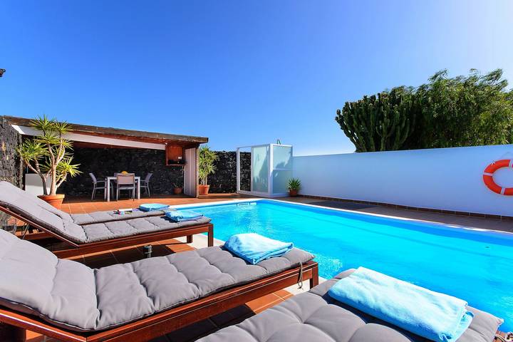 Villa idilliaca con piscina, terrazza, giardino, vista vulcano, wi-fi e aria condizionata in Tahiche, Teguise