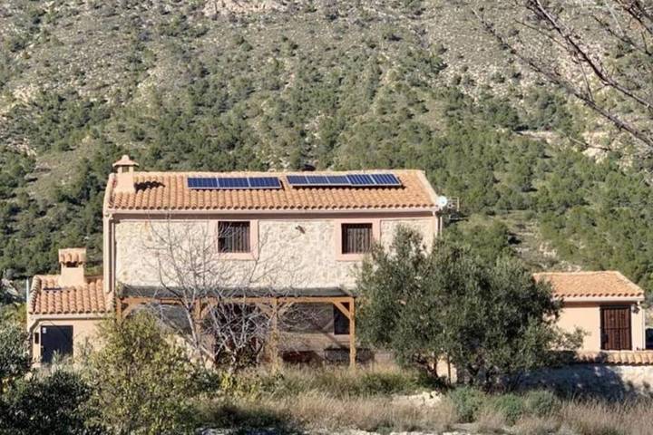Location de vacances pour 4 personnes, avec piscine et vue ainsi que terrasse et jardin à Abarán