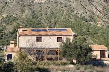 Gîte pour 4 personnes, avec terrasse et vue ainsi que jardin et piscine à Abarán