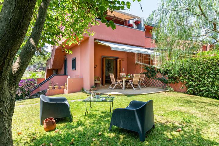 Gîte pour 2 personnes, avec piscine et jardin à Giardini-Naxos