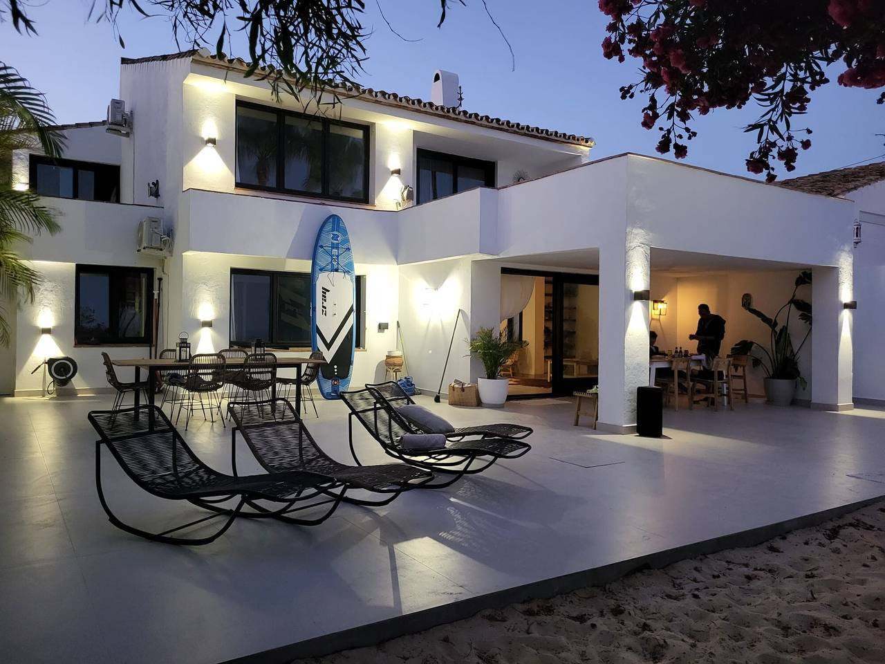 Villa 'Beachfront' with Sea View, Wi-Fi and Air Conditioning in Estepona, Costa del Sol