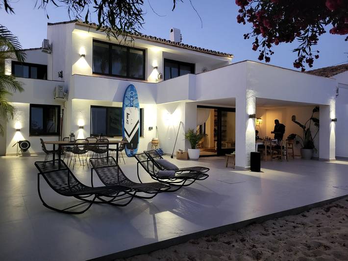 Villa 'Beachfront' mit Meerblick, Wi-Fi und Klimaanlage in Estepona, Costa del Sol
