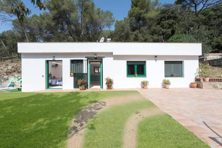 Location de vacances pour 7 personnes, avec vue ainsi que jardin et piscine, animaux acceptés à La Garriga - 2
