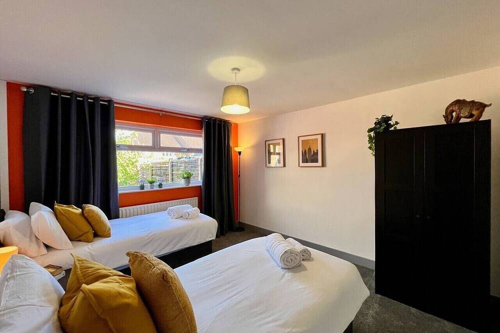 Curzon One Bungalow | Family & Contractor Parking in Cleethorpes, Grimsby and Cleethorpes