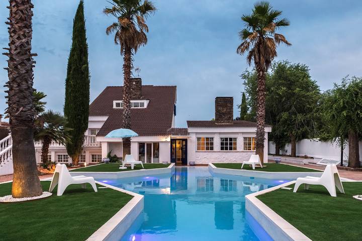 Casa rural para 16 personas, con balcón además de jacuzzi y jardín, Se admiten mascotas en Castilla-La Mancha - 3