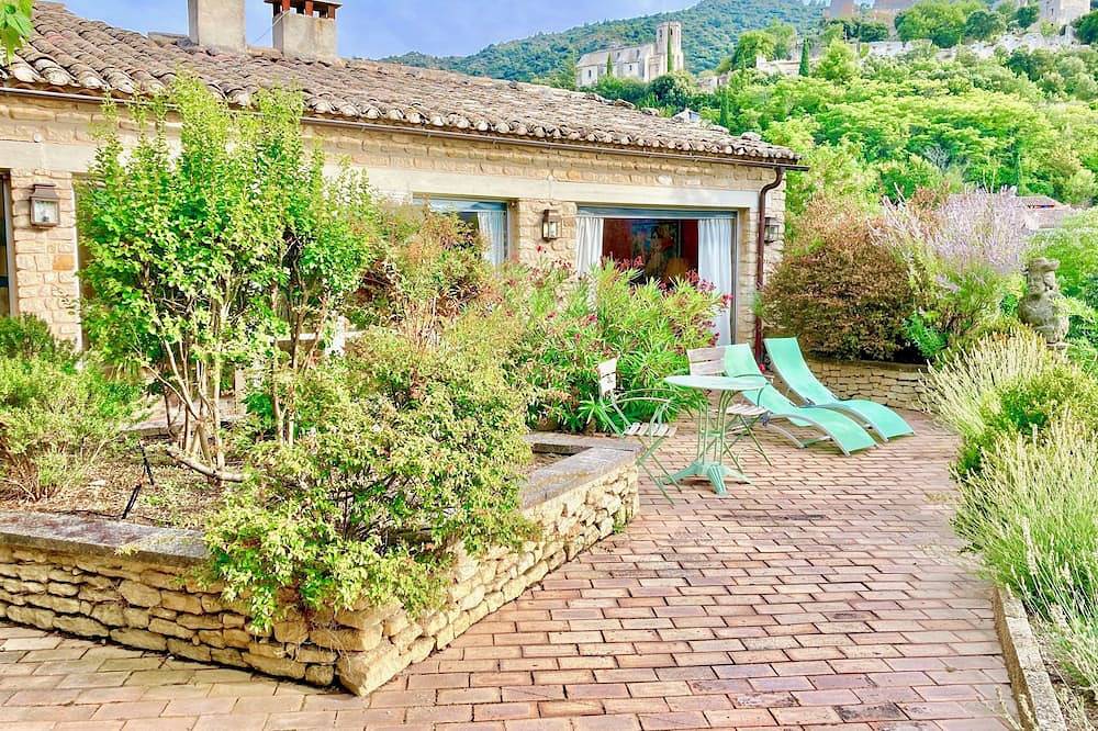 Maison de village avec piscine, vue panoramique, au cœur d’un village historique in Oppède-le-Vieux, Oppède