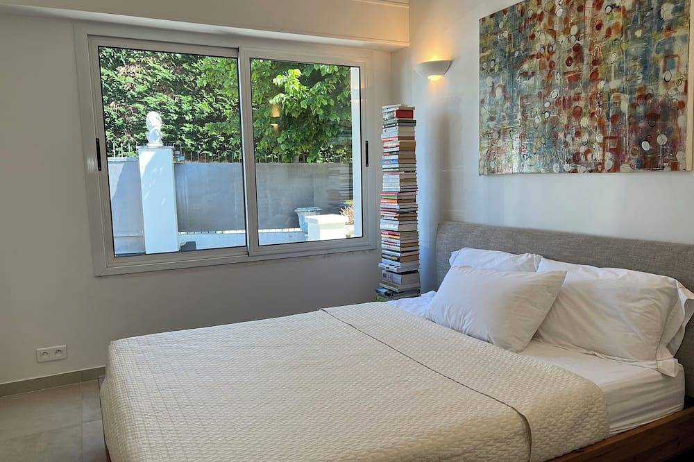 A beautiful 5 bedroom modern villa located in Biot between Cannes and Nice. in Biot, Region de Cannes