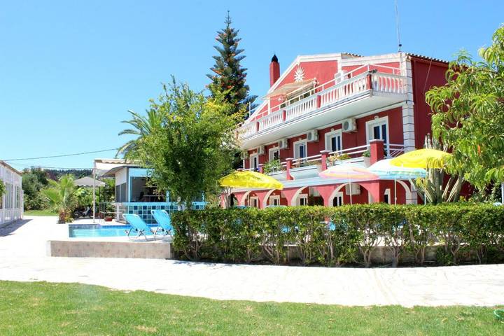 Gîte pour 4 personnes, avec terrasse et jardin ainsi que piscine et vue, animaux acceptés dans Kavos