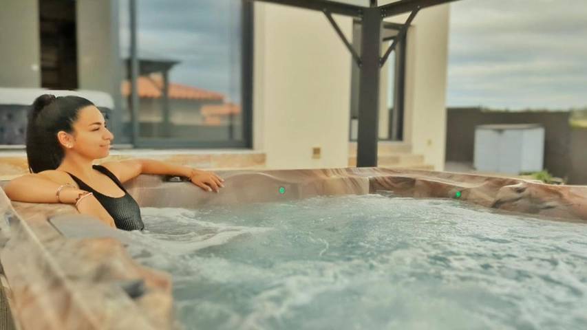 Villa pour 8 personnes, avec vue ainsi que jardin et piscine