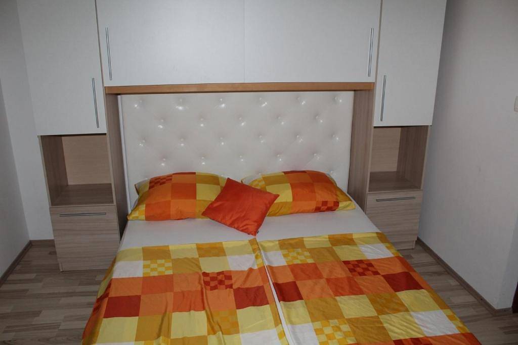 Hel leilighet, Studio Apartment with terrace in Primosten, Šibenik-Knin