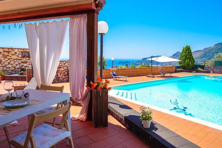 Bungalow für 4 Personen, mit Terrasse und Garten sowie Pool und Ausblick auf Sizilien