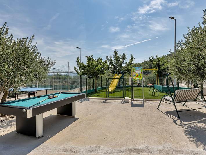 Ferienpark für 8 Personen, mit Terrasse und Garten sowie Pool in Kroatien