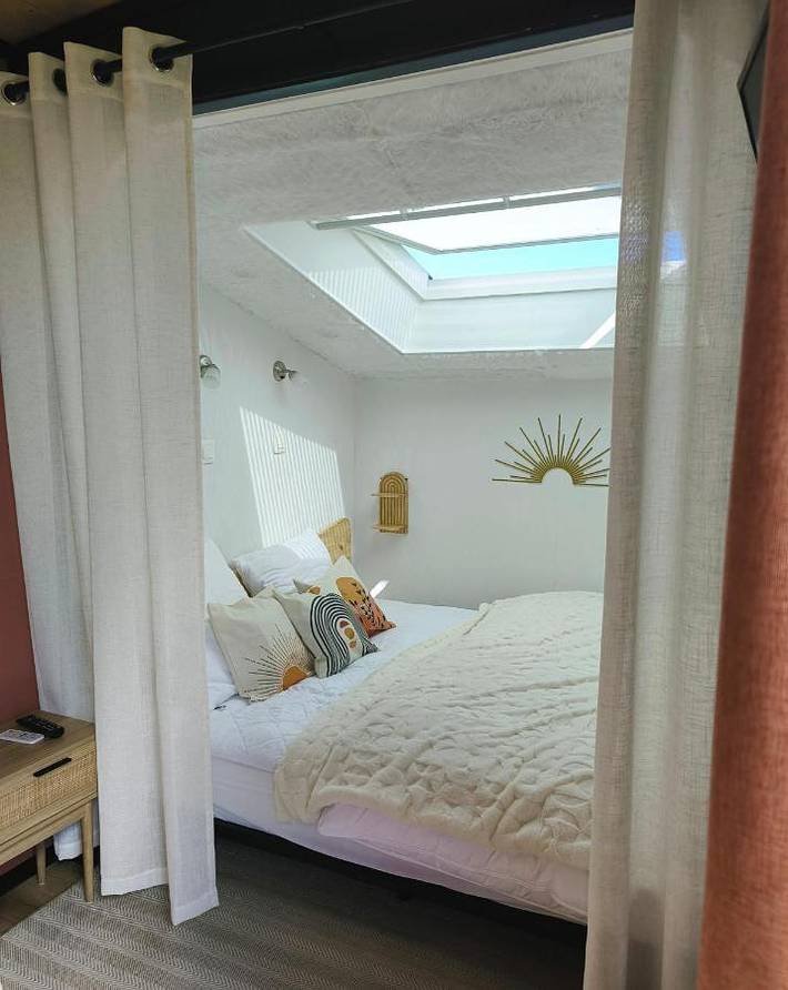Gîte pour 2 personnes, avec terrasse et vue ainsi que piscine et jardin dans Fresnay-le-Long