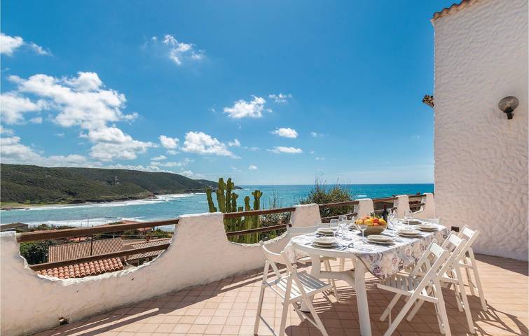 Apartamento vacacional entero, Junto a la playa 1BR Apt w / AC, estacionamiento y lavandería in Porto Palma, Arbus (Municipio)