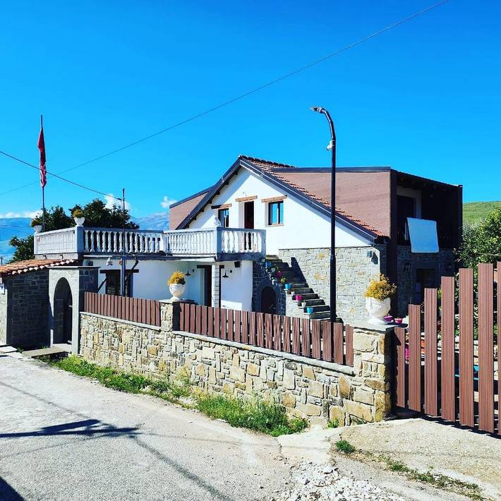 Maison d’hôte pour 3 personnes, avec jardin et vue dans Gjirokastër