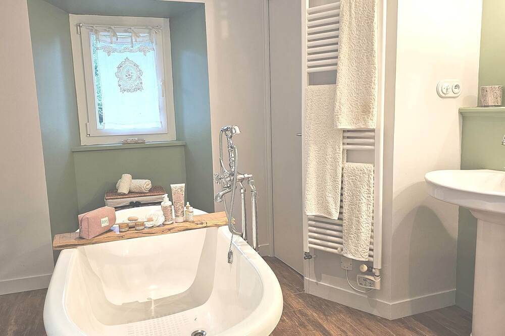 Appartement entier, Chambre au Château de la noé sèche \" Alchémille \" in Le Fœil, Cotes-d'Armor