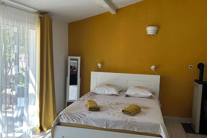 Location de vacances pour 6 personnes, avec terrasse ainsi que jacuzzi et jardin à Néoules - 2