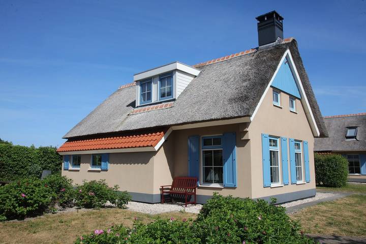 Bungalow für 6 Personen, mit Balkon/Terrasse und Terrasse sowie Garten und Pool auf Texel