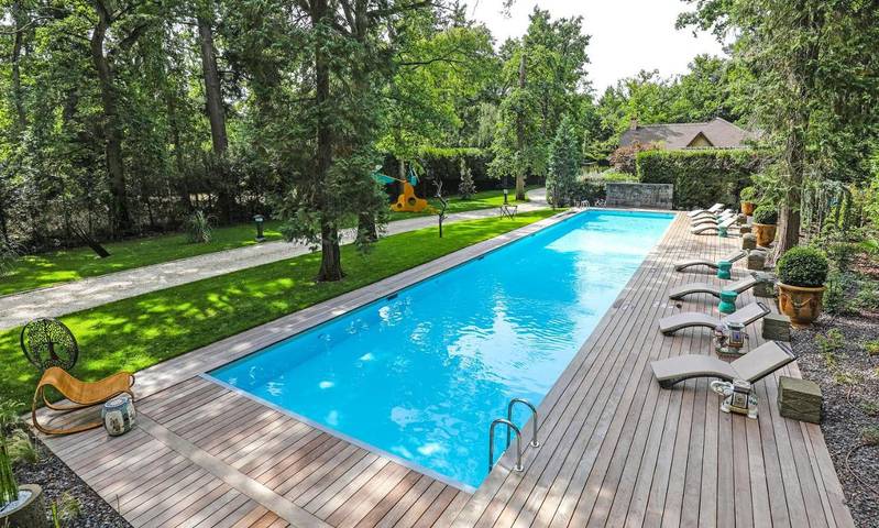 Location de vacances pour 10 personnes, avec Balcon et Terrasse ainsi que Jardin et Piscine à Lamorlaye