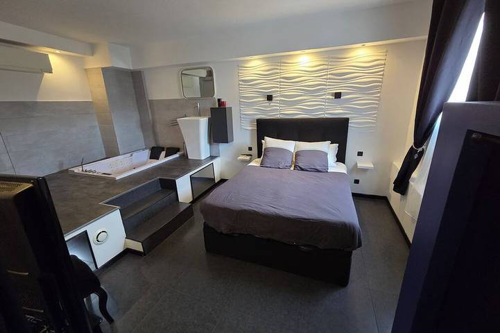 Entire apartment, New Listing in Solliès-Pont, Mediterranean Coast (France)