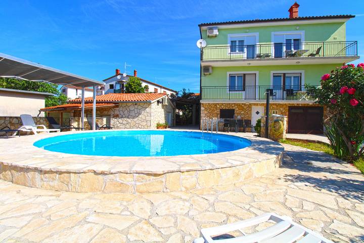 Gîte pour 4 personnes, avec terrasse et piscine à Pula