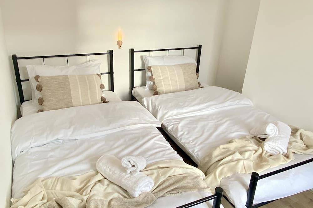 Carlton House 3 Bedrooms ,Cinema, Wifi, Mini Golf in Northampton, Northamptonshire