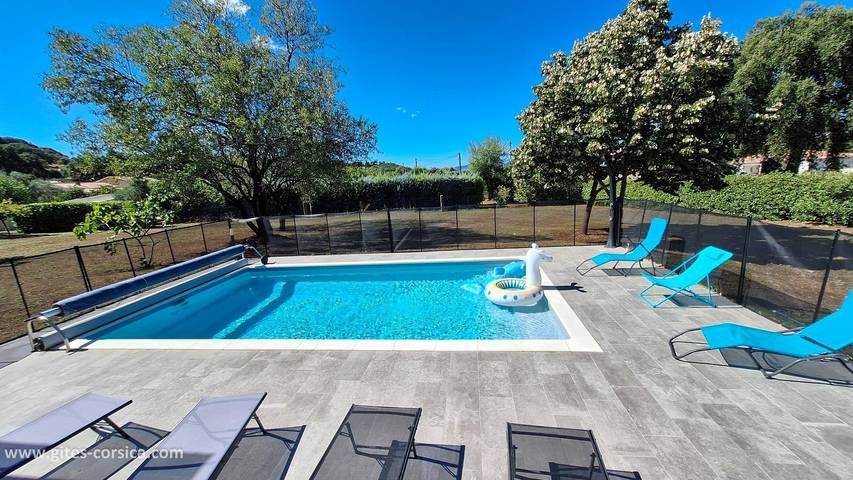 Gîte pour 8 personnes, avec Balcon et Terrasse ainsi que Jardin et Piscine à Cuttoli-Corticchiato