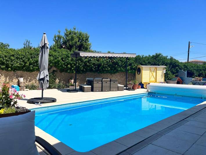 Location de vacances pour 10 personnes, avec jardin ainsi que vue et piscine à Saint-Geniès-de-Fontedit