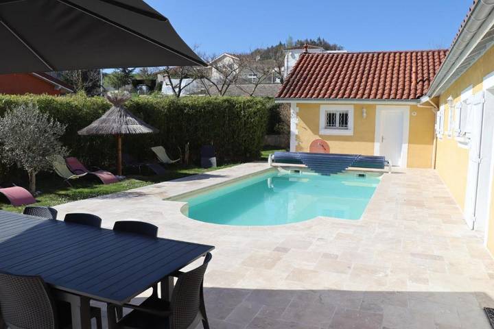 Maison de vacances pour 12 personnes, avec Balcon et Terrasse ainsi que Jardin et Piscine à Saint-Galmier