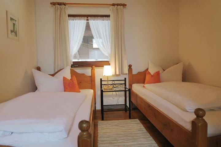 Ganze Ferienwohnung, Ferienwohnung Winkler Tirolerhof - Ferienwohnung mit 2 sep. Schlafzimmern, Balkon, 63qm in Prien, Prien am Chiemsee