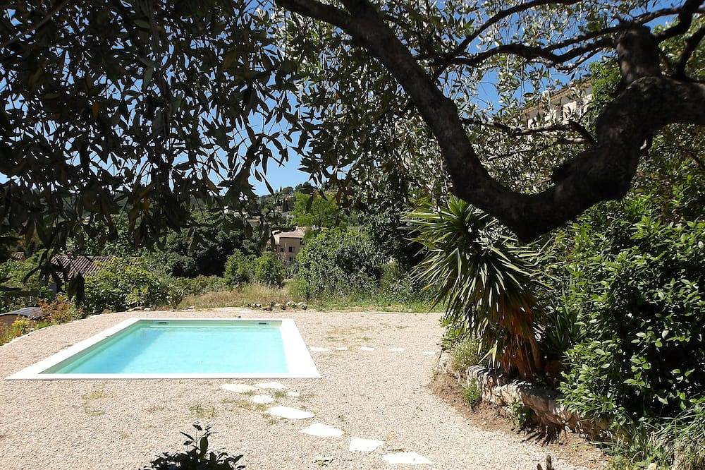Old Provencale House With Swimming Pool 8x4, shaded parking area in Seillans, Draguignan Region