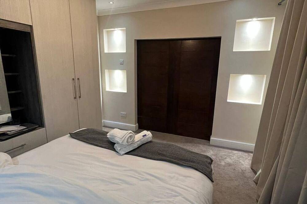 Elegant family home, 2x jacuzzi corner baths, Contract Workers and Nhs Welcome. in Luton, Chiltern Hills