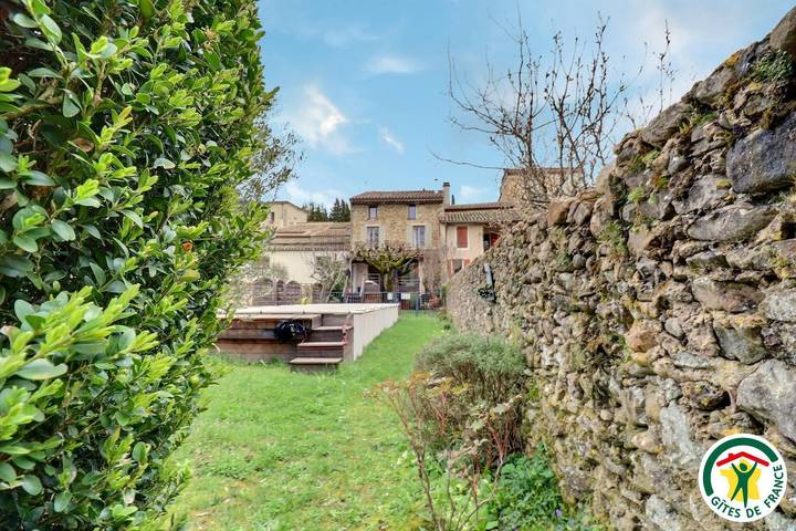 Casa de huéspedes para 6 personas, con terraza además de jardín y piscina - 1